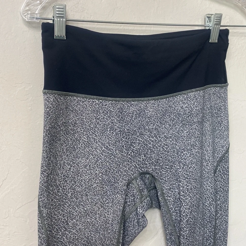 Lululemon black and grey crop leggings size 6